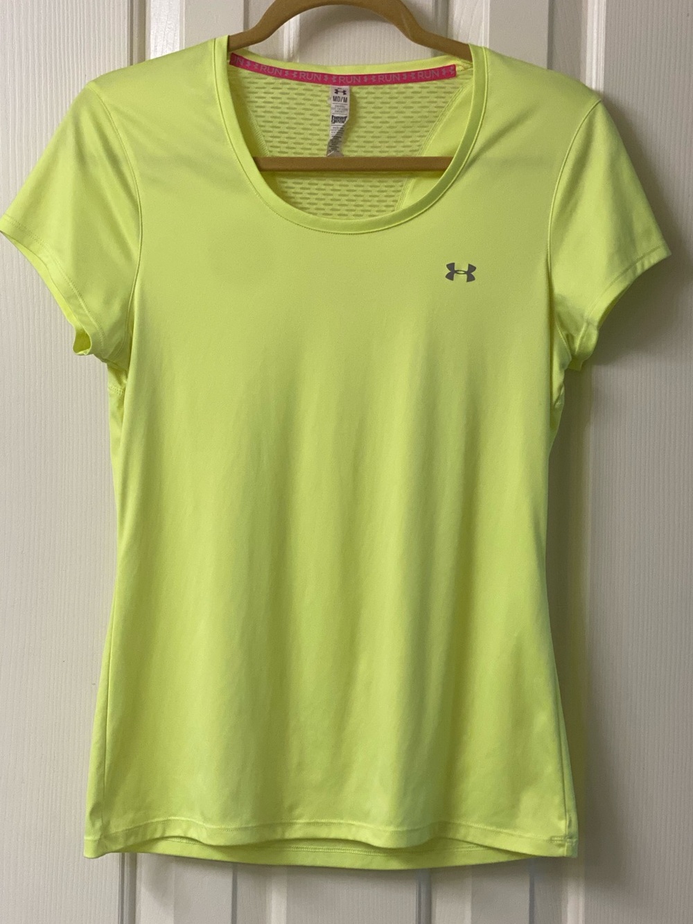 Under Armour Run Neon Yellow Heat Gear Semi Fitted Short Sleeve  Top Size Medium